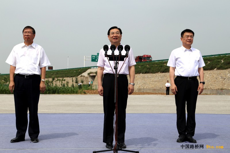 圖為陜西省省長胡和平（圖中）下達合銅、吳華高速項目開工令